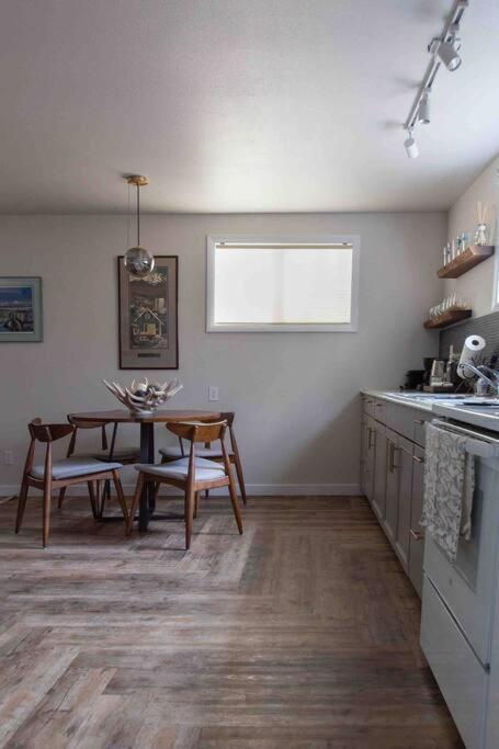 Fireweed Gardens In Roger'S Park Apartment Анкъридж Екстериор снимка